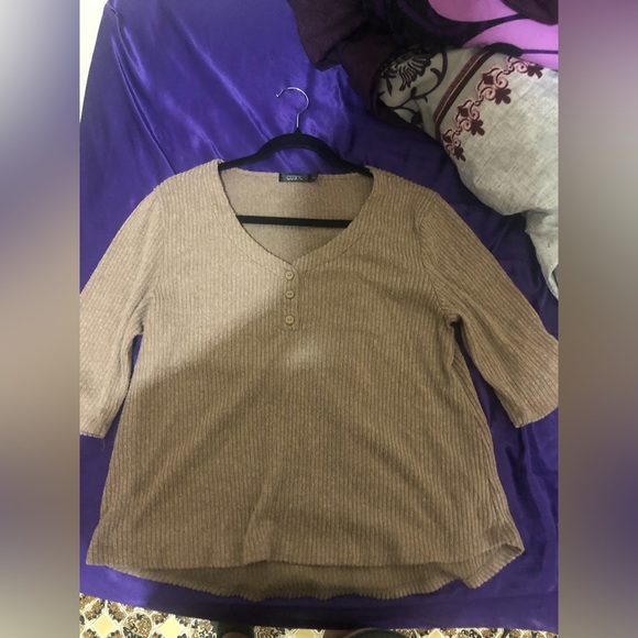 Tan sweater perfect for fall 🍁 - Picture 4 of 4